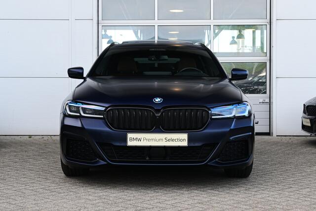 BMW 5-SERIE Touring 530e Executive M Sport Automaat / Trekhaak / Panoramadak / Comfortstoelen / Stoelventilatie / Comfort Access / Laserlight / Head-Up / Harman Kardon / Parking Assistant Plus