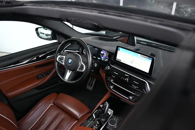 BMW 5-SERIE Touring 530e Executive M Sport Automaat / Trekhaak / Panoramadak / Comfortstoelen / Stoelventilatie / Comfort Access / Laserlight / Head-Up / Harman Kardon / Parking Assistant Plus