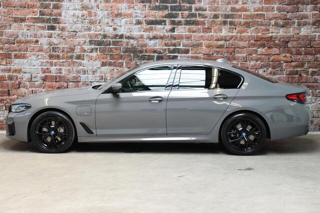 BMW 5-SERIE Sedan 530e High Executive M Sport Pakket Automaat / Live Cockpit Professional / Trekhaak / Laserlight / Comfortstoelen / Driving Assistant Professional / 19 Inch / Harman Kardon / Stoelverwarming / DAB / Parkeerhulp Plus / Stoelverwarming / Extra Getint G