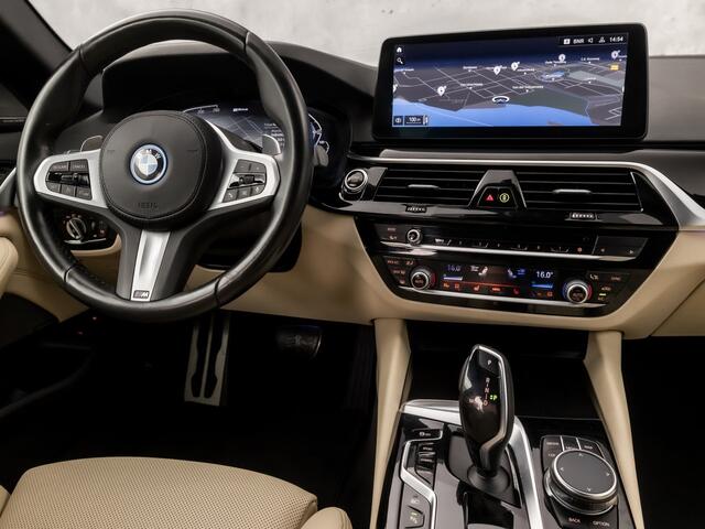 BMW 5-SERIE 530e M Sport High Executive 293Pk Automaat (GROOT NAVI, M PAKKET, HEAD-UP DISPLAY, APPLE CARPLAY, HARMAN/KARDON, ELEK SPORTSTOELEN, CAMERA, STOELVERWARMING, NIEUWSTAAT)