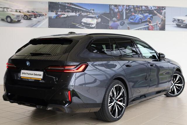 BMW 5-SERIE Touring 530e M Sportpakket Pro | Panoramadak | Elektr. Trekhaak | Stuurwielverwarming