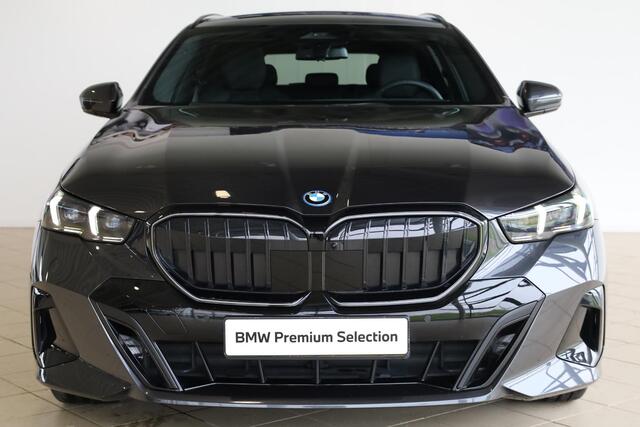 BMW 5-SERIE Touring 530e M Sportpakket Pro | Panoramadak | Elektr. Trekhaak | Stuurwielverwarming