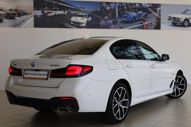 BMW 5-SERIE Sedan 545e xDrive High Executive | M Sportpakket | Adaptieve Cruise Control | Stuurwiel verwarming | 19'' LMV