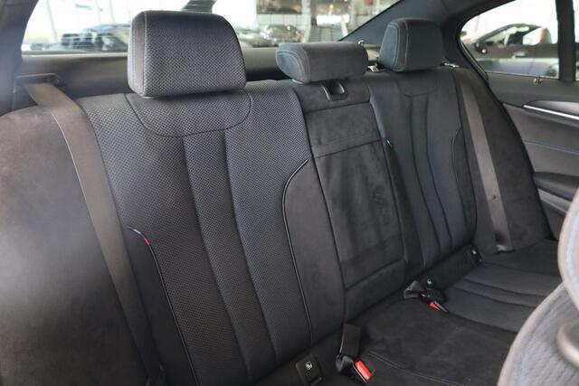 BMW 5-SERIE Sedan 545e xDrive High Executive | M Sportpakket | Adaptieve Cruise Control | Stuurwiel verwarming | 19'' LMV