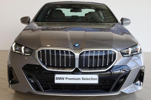 BMW 5-SERIE 550e xDrive | Comfortstoelen | Bowers & Wilkins | M Sportpakket | Panoramadak | Stoelventilatie | Adaptief onderstel professional |