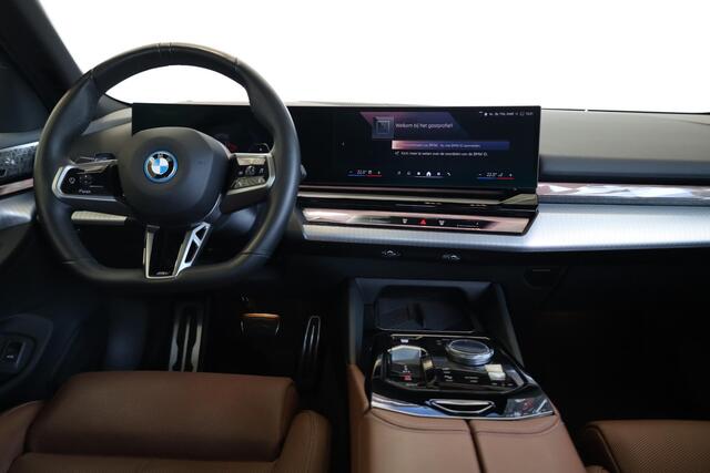 BMW 5-SERIE 550e xDrive | Comfortstoelen | Bowers & Wilkins | M Sportpakket | Panoramadak | Stoelventilatie | Adaptief onderstel professional |