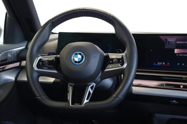 BMW 5-SERIE 550e xDrive | Comfortstoelen | Bowers & Wilkins | M Sportpakket | Panoramadak | Stoelventilatie | Adaptief onderstel professional |