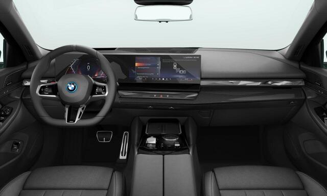 BMW 5-SERIE Sedan 530e | M Sportpakket Pro | Panoramadak | Driving Assistant Plus | Stoelverwarming | Stoelventilatie | Trekhaak