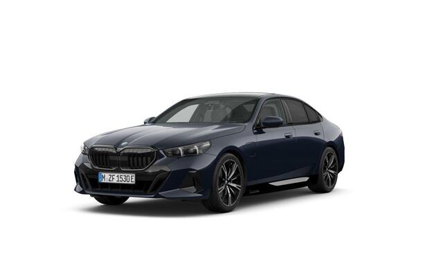 BMW 5-SERIE Sedan 530e | M Sportpakket Pro | Panoramadak | Driving Assistant Plus | Stoelverwarming | Stoelventilatie | Trekhaak