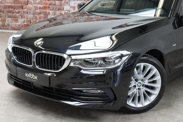 BMW 5-SERIE Touring 530i xDrive High Executive Sport Line Automaat / Navigatiesysteem Professional / Panoramadak / Active Steering / Trekhaak / Soft Close / Head-Up Display / Driving Assistant Plus / Multifunctioneel Instrumentendisplay / Adaptief Onderstel / Leder /