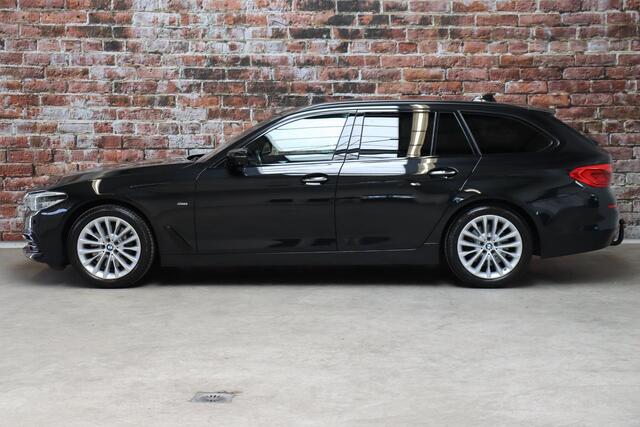 BMW 5-SERIE Touring 530i xDrive High Executive Sport Line Automaat / Navigatiesysteem Professional / Panoramadak / Active Steering / Trekhaak / Soft Close / Head-Up Display / Driving Assistant Plus / Multifunctioneel Instrumentendisplay / Adaptief Onderstel / Leder /