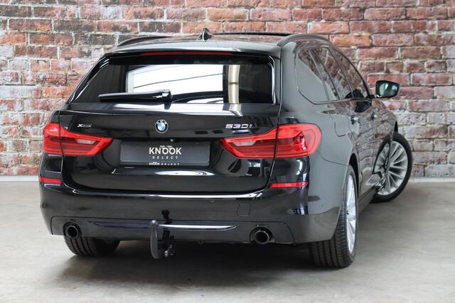 BMW 5-SERIE Touring 530i xDrive High Executive Sport Line Automaat / Navigatiesysteem Professional / Panoramadak / Active Steering / Trekhaak / Soft Close / Head-Up Display / Driving Assistant Plus / Multifunctioneel Instrumentendisplay / Adaptief Onderstel / Leder /