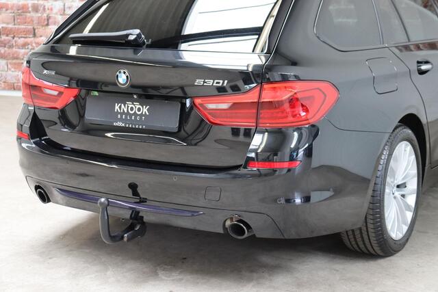 BMW 5-SERIE Touring 530i xDrive High Executive Sport Line Automaat / Navigatiesysteem Professional / Panoramadak / Active Steering / Trekhaak / Soft Close / Head-Up Display / Driving Assistant Plus / Multifunctioneel Instrumentendisplay / Adaptief Onderstel / Leder /