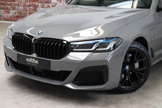 BMW 5-SERIE Touring 530e xDrive High Executive M Sport Pakket Automaat / Live Cockpit Professional / Driving Assistant Professional / Laserlicht / Panoramadak / Trekhaak / Stuurwielverwarming / Ambiance Verlichting / Stoelverwarming voor+achter / Head-Up Display / DA