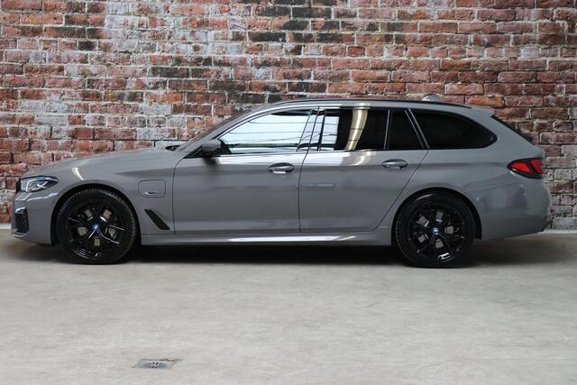 BMW 5-SERIE Touring 530e xDrive High Executive M Sport Pakket Automaat / Live Cockpit Professional / Driving Assistant Professional / Laserlicht / Panoramadak / Trekhaak / Stuurwielverwarming / Ambiance Verlichting / Stoelverwarming voor+achter / Head-Up Display / DA