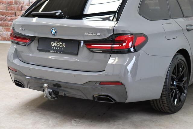 BMW 5-SERIE Touring 530e xDrive High Executive M Sport Pakket Automaat / Live Cockpit Professional / Driving Assistant Professional / Laserlicht / Panoramadak / Trekhaak / Stuurwielverwarming / Ambiance Verlichting / Stoelverwarming voor+achter / Head-Up Display / DA