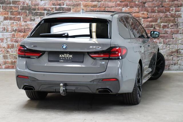 BMW 5-SERIE Touring 530e xDrive High Executive M Sport Pakket Automaat / Live Cockpit Professional / Driving Assistant Professional / Laserlicht / Panoramadak / Trekhaak / Stuurwielverwarming / Ambiance Verlichting / Stoelverwarming voor+achter / Head-Up Display / DA