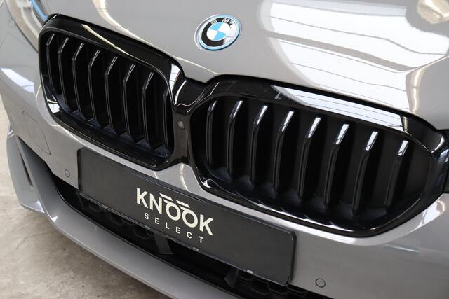 BMW 5-SERIE Touring 530e xDrive High Executive M Sport Pakket Automaat / Live Cockpit Professional / Driving Assistant Professional / Laserlicht / Panoramadak / Trekhaak / Stuurwielverwarming / Ambiance Verlichting / Stoelverwarming voor+achter / Head-Up Display / DA