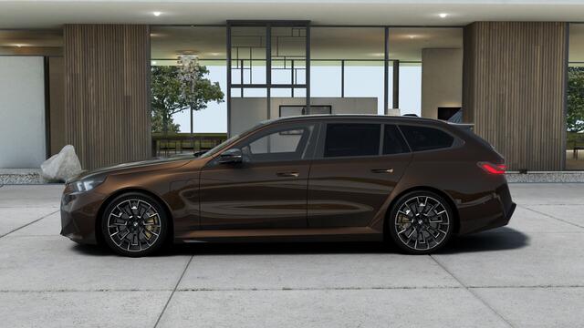 BMW 5-SERIE Touring M5 Automaat / M Drive Professional / Trekhaak / Panoramadak / Carbon-keramische remmen / Parking Assistant Professional / Comfort Access / Bowers & Wilkins