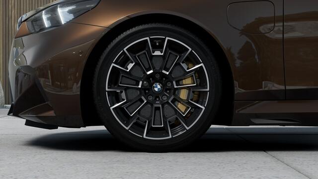 BMW 5-SERIE Touring M5 Automaat / M Drive Professional / Trekhaak / Panoramadak / Carbon-keramische remmen / Parking Assistant Professional / Comfort Access / Bowers & Wilkins