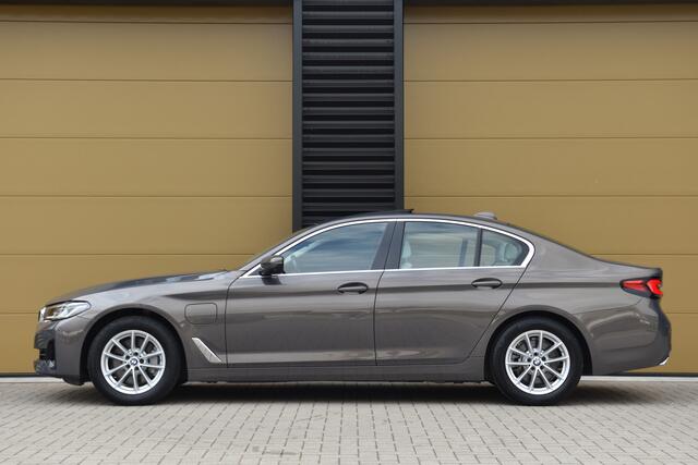 BMW 5-SERIE 530e High Executive * Comfortstoelen * Glazendak * Adaptive LED * Comforttoegang *
