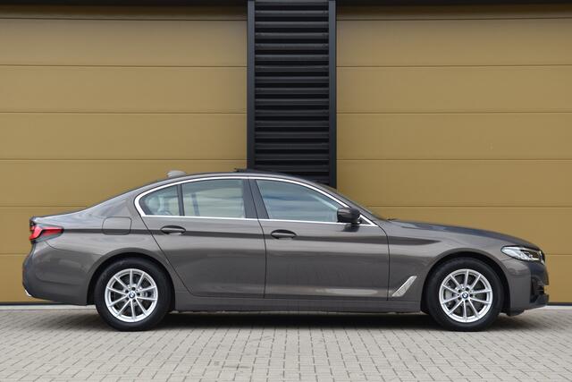 BMW 5-SERIE 530e High Executive * Comfortstoelen * Glazendak * Adaptive LED * Comforttoegang *