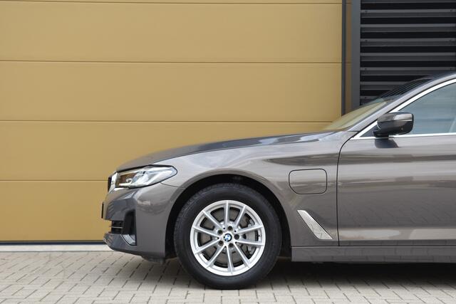 BMW 5-SERIE 530e High Executive * Comfortstoelen * Glazendak * Adaptive LED * Comforttoegang *