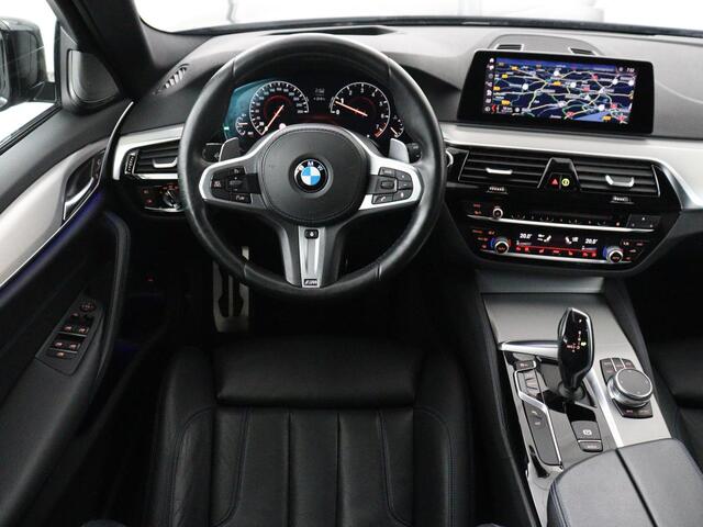 BMW 5-SERIE Touring 530i xDrive M-sport High Executive | Panoramadak | Trekhaak | Head-up | 360 camera | Carplay | Harman/Kardon | Leder | Stuur/stoel verwarming | Virtual Dashboard | Cruise control |