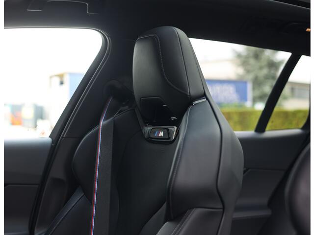 BMW 5-SERIE Touring 550e xDrive | M Performance - Pano - Trekhaak