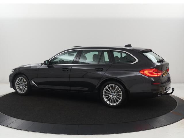 BMW 5-SERIE Touring 520i High Executive | Panoramadak | Trekhaak | Head-Up | Stoelventilatie | Stoel & Stuurverwarming | Adaptive cruise | Navigatie | DAB+ | Carplay | Sfeerverlichting | Park assist | Climate control