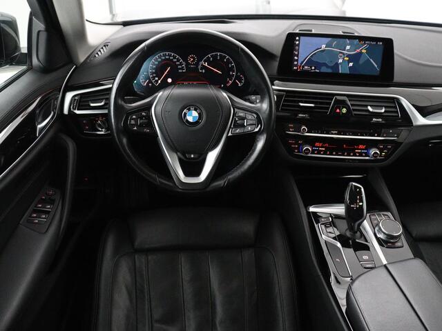 BMW 5-SERIE Touring 520i High Executive | Panoramadak | Trekhaak | Head-Up | Stoelventilatie | Stoel & Stuurverwarming | Adaptive cruise | Navigatie | DAB+ | Carplay | Sfeerverlichting | Park assist | Climate control