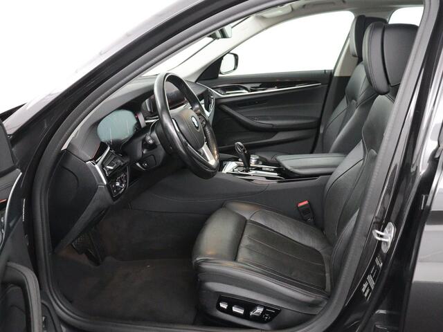 BMW 5-SERIE Touring 520i High Executive | Panoramadak | Trekhaak | Head-Up | Stoelventilatie | Stoel & Stuurverwarming | Adaptive cruise | Navigatie | DAB+ | Carplay | Sfeerverlichting | Park assist | Climate control