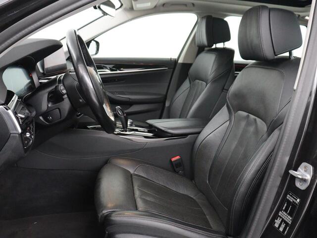 BMW 5-SERIE Touring 520i High Executive | Panoramadak | Trekhaak | Head-Up | Stoelventilatie | Stoel & Stuurverwarming | Adaptive cruise | Navigatie | DAB+ | Carplay | Sfeerverlichting | Park assist | Climate control