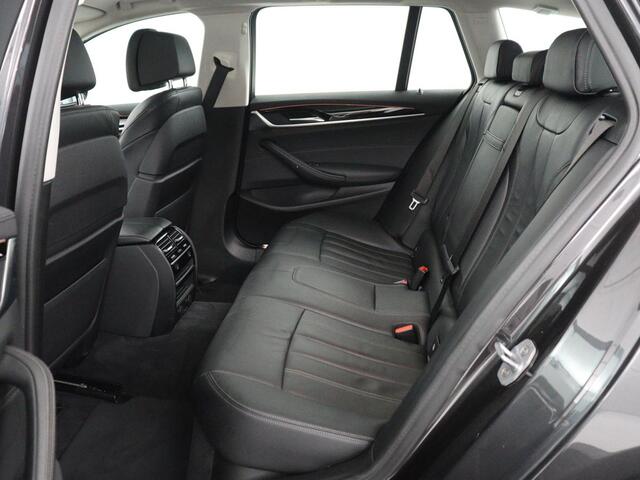 BMW 5-SERIE Touring 520i High Executive | Panoramadak | Trekhaak | Head-Up | Stoelventilatie | Stoel & Stuurverwarming | Adaptive cruise | Navigatie | DAB+ | Carplay | Sfeerverlichting | Park assist | Climate control