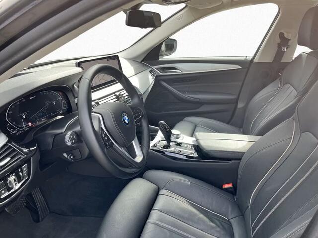 BMW 5-SERIE Touring 530e ** LASER, NAVI+, DAKOTA LEDER, PANORAMA, HuD, KEYLESS, MEM, 43k onder NP ** 1e EIG - UNFALLFREI - BMW GAR ** ** INFORMEER OOK NAAR ONZE AANTREKKELIJKE FINANCIAL-LEASE TARIEVEN **