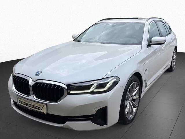 BMW 5-SERIE Touring 530e ** LASER, NAVI+, DAKOTA LEDER, PANORAMA, HuD, KEYLESS, MEM, 43k onder NP ** 1e EIG - UNFALLFREI - BMW GAR ** ** INFORMEER OOK NAAR ONZE AANTREKKELIJKE FINANCIAL-LEASE TARIEVEN **