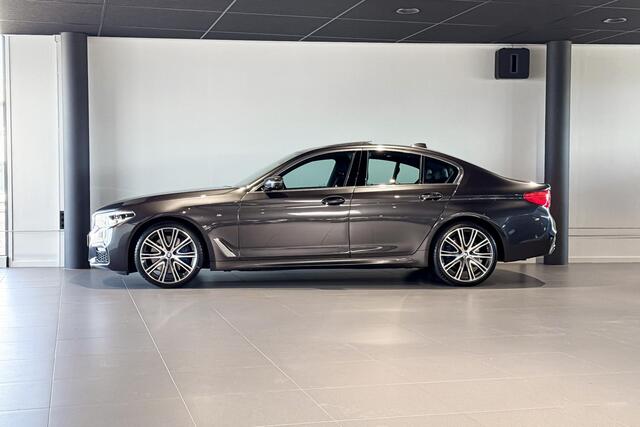 BMW 5-SERIE Sedan 540i xDrive High Executive | M Sport Plus | Glazen schuif-/kanteldak | Harman Kardon | Stoelverwarming | Head-Up Display |