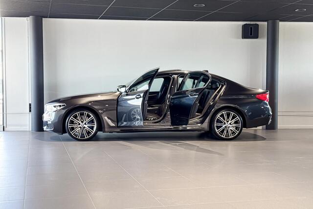 BMW 5-SERIE Sedan 540i xDrive High Executive | M Sport Plus | Glazen schuif-/kanteldak | Harman Kardon | Stoelverwarming | Head-Up Display |