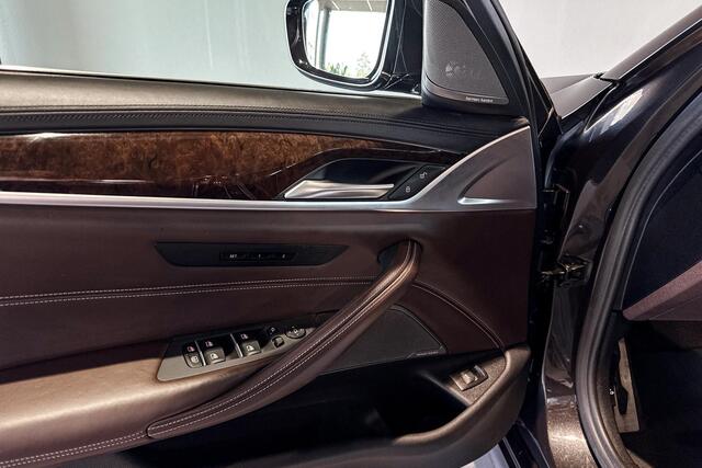 BMW 5-SERIE Sedan 540i xDrive High Executive | M Sport Plus | Glazen schuif-/kanteldak | Harman Kardon | Stoelverwarming | Head-Up Display |