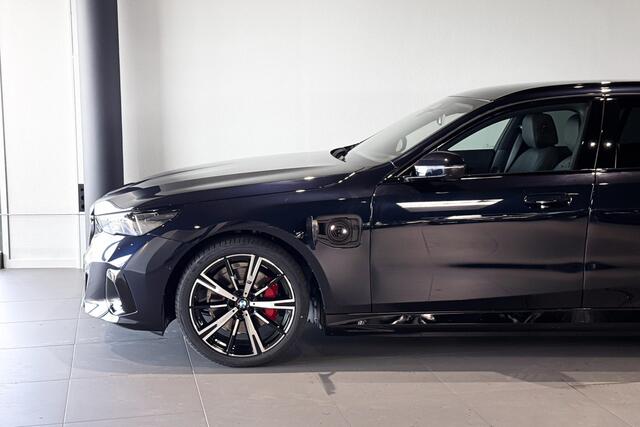 BMW 5-SERIE Touring 530e M Sport Edition | M Sport Pro | Glazen Panoramadak | Stoelverwarming | Head-Up Display | Trekhaak |
