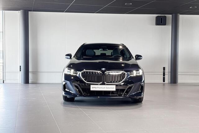 BMW 5-SERIE Touring 530e M Sport Edition | M Sport Pro | Glazen Panoramadak | Stoelverwarming | Head-Up Display | Trekhaak |