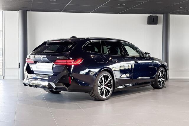BMW 5-SERIE Touring 530e M Sport Edition | M Sport Pro | Glazen Panoramadak | Stoelverwarming | Head-Up Display | Trekhaak |