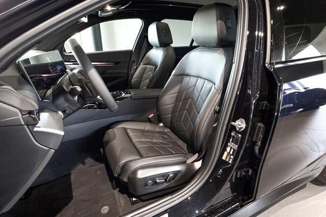 BMW 5-SERIE Touring 530e M Sport Edition | M Sport Pro | Glazen Panoramadak | Stoelverwarming | Head-Up Display | Trekhaak |