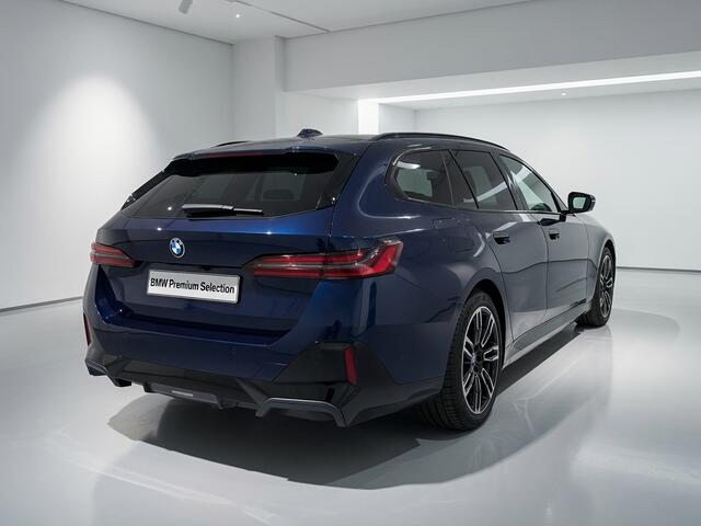 BMW 5-SERIE Touring 550e xDrive M-Sport Pro | Panorama | Trekhaak | Bowers & Wilkins Surround Sound | Stoelventilatie | 498 pk