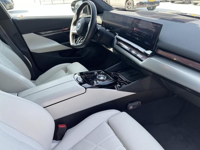 BMW 5-SERIE Touring 550e xDrive M-Sport Pro | Panorama | Trekhaak | Bowers & Wilkins Surround Sound | Stoelventilatie | 498 pk