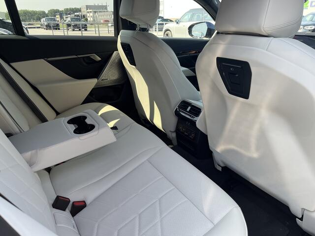 BMW 5-SERIE Touring 550e xDrive M-Sport Pro | Panorama | Trekhaak | Bowers & Wilkins Surround Sound | Stoelventilatie | 498 pk