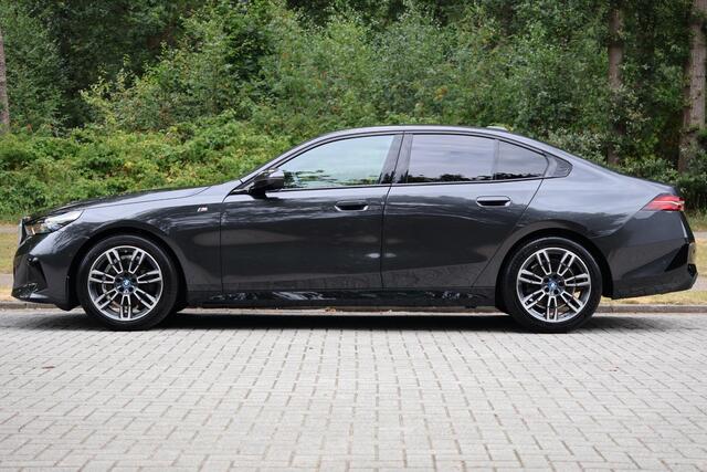 BMW 5-SERIE 520i M-Sport | HUD | H&K | Drive Ass Plus | Memory | 360 | Stoelventilatie | Stoelverwarm V+A | Keyless | Iconic Glow | Stuurwielverwarming | Etc.