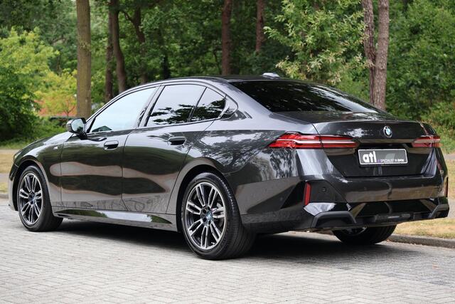 BMW 5-SERIE 520i M-Sport | HUD | H&K | Drive Ass Plus | Memory | 360 | Stoelventilatie | Stoelverwarm V+A | Keyless | Iconic Glow | Stuurwielverwarming | Etc.