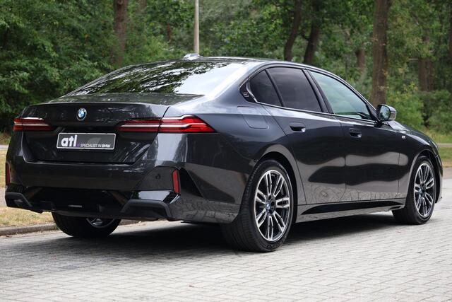 BMW 5-SERIE 520i M-Sport | HUD | H&K | Drive Ass Plus | Memory | 360 | Stoelventilatie | Stoelverwarm V+A | Keyless | Iconic Glow | Stuurwielverwarming | Etc.