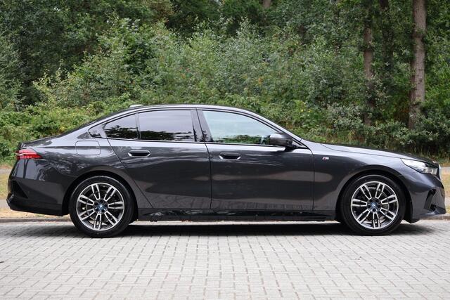 BMW 5-SERIE 520i M-Sport | HUD | H&K | Drive Ass Plus | Memory | 360 | Stoelventilatie | Stoelverwarm V+A | Keyless | Iconic Glow | Stuurwielverwarming | Etc.